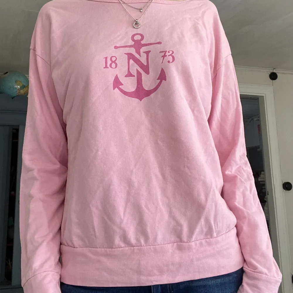 En rosa sweatshirt med en snygg knappdetalj där bak från märket N1873 sweden🥰❤️skriv för fler bilder eller frågor. Tröjor & Koftor.
