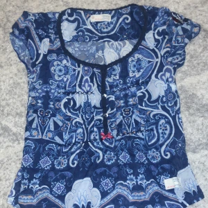 Jätte söt odd molly blus! - Nu kan du klicka hem denna söta off molly blusen! Säljer pga att det inte är min stil längre💗jätte bra skick!