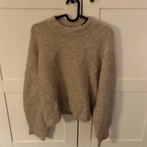 Beige stickad tröja  - Beige stickad tröja från hm i storlek xs🫶 