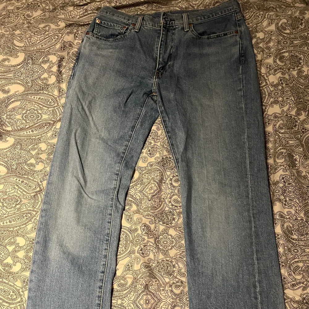 Säljer ett par nästan helt oanvända Levis jeans i modellen 511. Storleken är W32 L34. Säljer pga för små  Nypris 1099kr Säljer för 500kr frakt ingår ej. Jeans & Byxor.