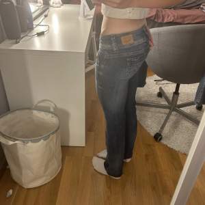 Snygga vintage Pepe Jeans som tyvärr är för små och korta för mig ): Bra skick, finns inga hål eller fläckar. Skulle säga att de passar för någon som är ungefär 155-160 cm lång och har 32 i strl. Hör av er vid eventuella frågor💓