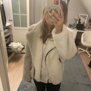 Fluffjacka - Superfin oanvänd fluff jacka från Hanna fribergs kollektion för nakd💓