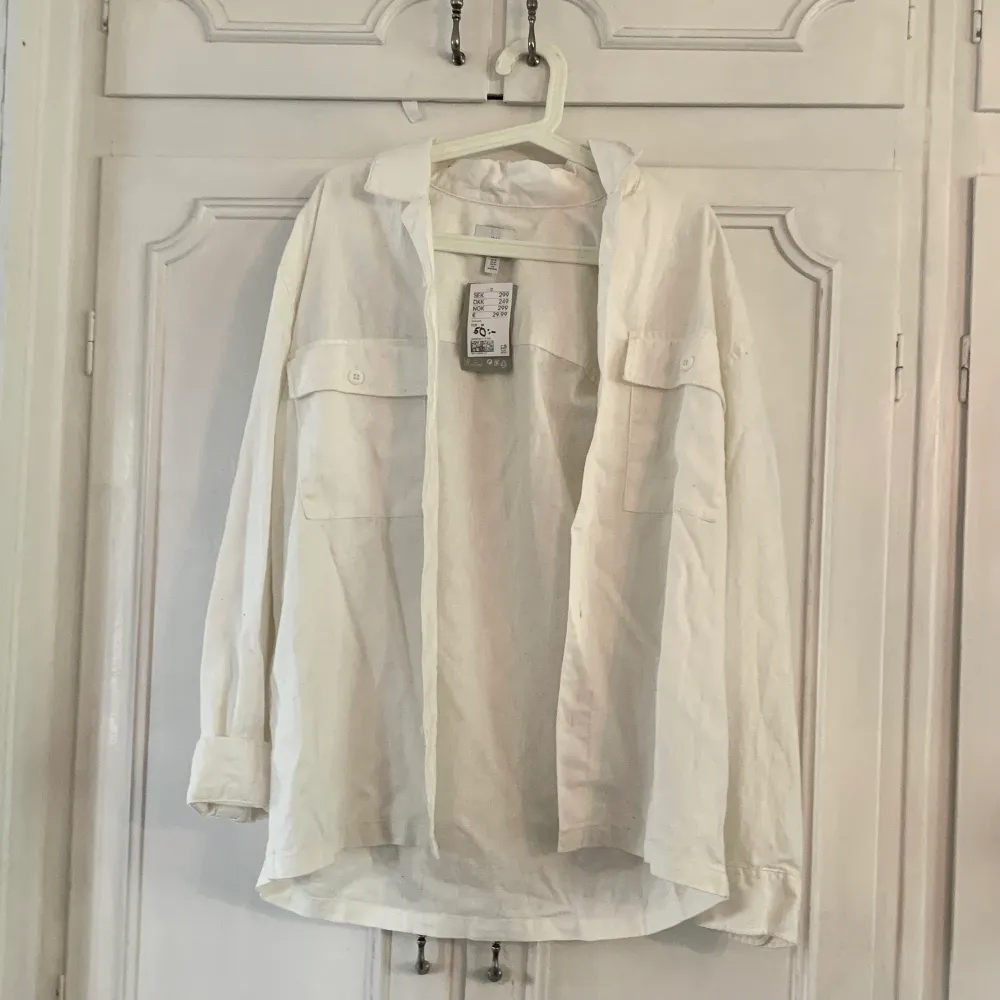 Säljer en vit skjorta i oversize modell från H&M, aldrig använd så prislapparna sitter kvar. Nypris är 299kr men säljer för 50kr (+ eventuell frakt). Kan även mötas i Hällefors eller Örebro! . Skjortor.