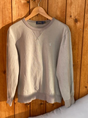 Ralph Lauren lång armad  - Köpte den på secondhand butik, är i bra skick. Kan skicka fler bilder i DM om det önskas 