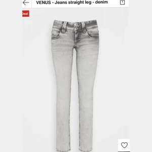 Pepe jeans  - Säljer mina jättefina gråa pepe jeans (venus) i nyskick. Dom är raka i benen med låg midja och dubbelknapp❤️❤️ (nypris 700kr). Kom privat för fler bilder eller frågor ❤️
