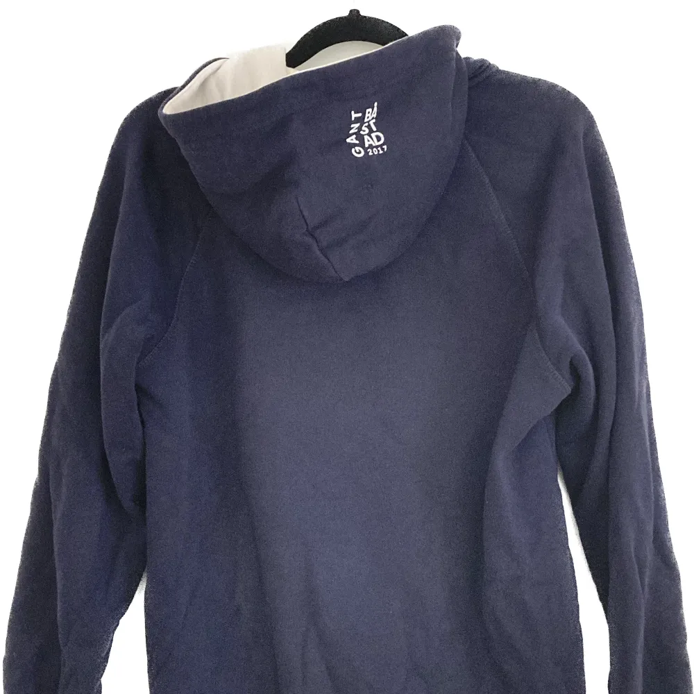 En limited edition Gant x Båstad hoodie.  Fin tröja i bra men använt skick. Inga hål eller stora fläckar. Skick: 7/10 Strlk: 170cm 15yr. Hoodies.
