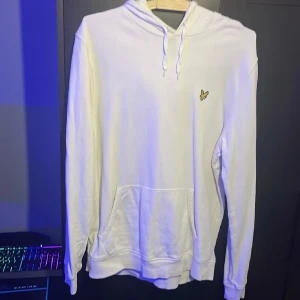 Lyle & Scott  - En fin vitt hoodie 8/10 skick till ett bra pris. 