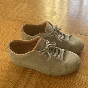 Skor - Gråa snygga skor i använt skick🩷