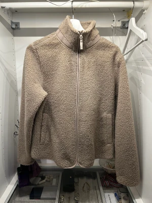 Teddy jacka - Teddy jacka från bikbok köpt iår💗 nypris: 599 Skriv för mer information eller bilder 💗