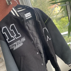 Jacka - Supercool jacka från Weekday, perfekt till hösten eftersom den är fodrad. Har använt fåtal gånger och kommer inte till användning längre tyvärr.🥰