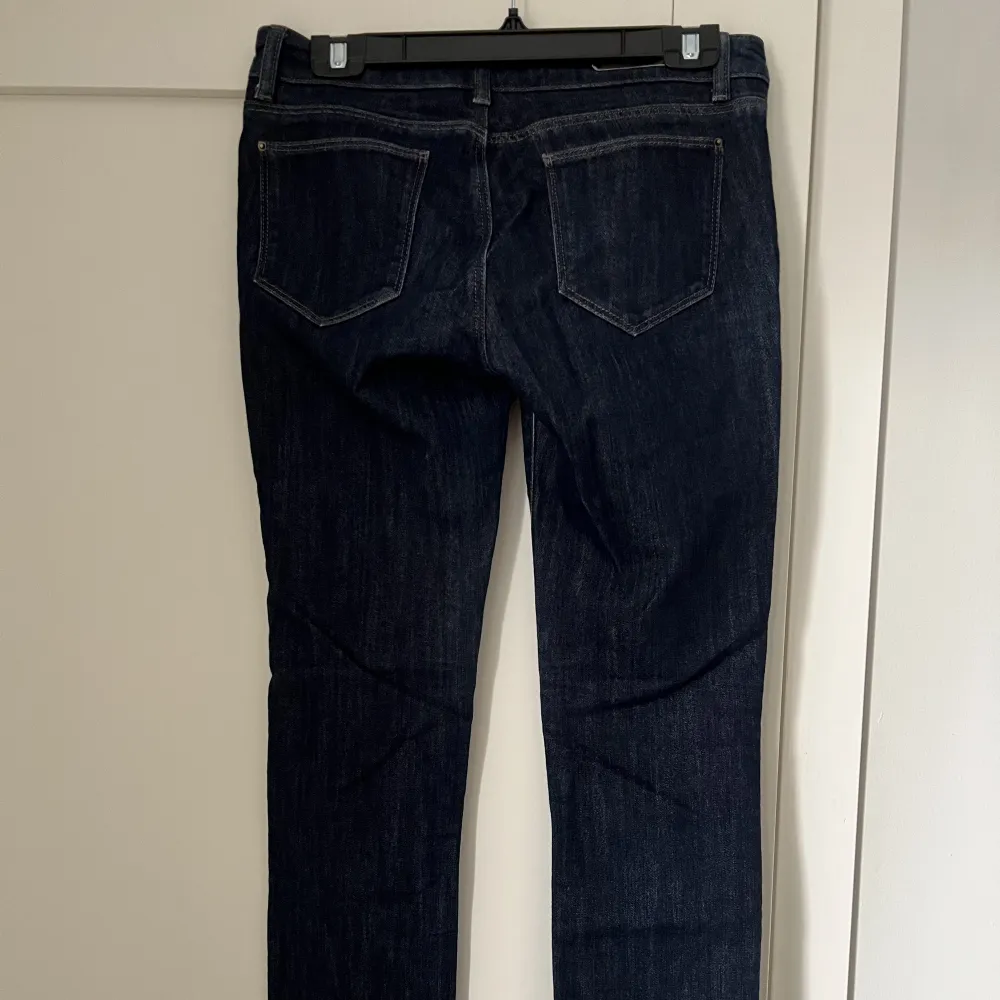 gamla lågmidjade jeans från zara. Står storlek 42 men är för små för mig som är storlek 38. Jeans & Byxor.