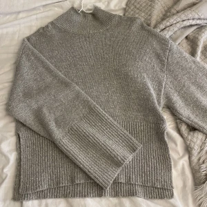 Stickad tröja  - Säljer en jättefin grå stickad tröja ifrån Gina, priset kan diskuteras!