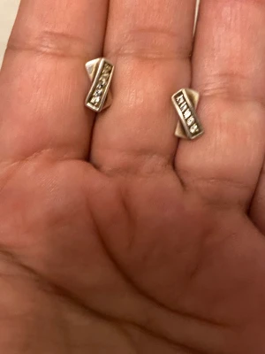 Silver örhänge  - Säljer fint silver örhänge med fint skick. stämplade: 925 Mått: ca 5 mm Pris: 250:-