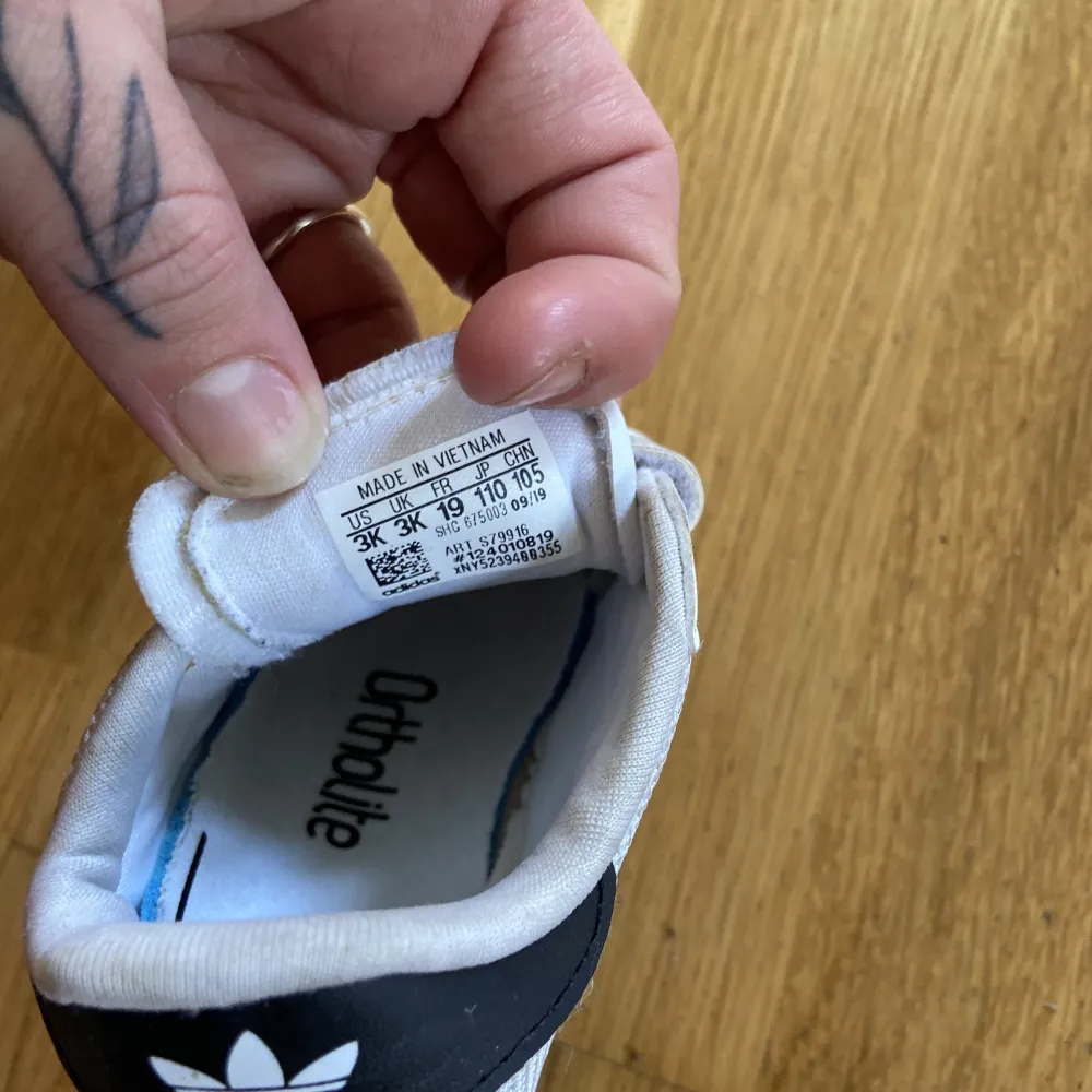 Bebis adidas skor. Aldrig använda. . Skor.