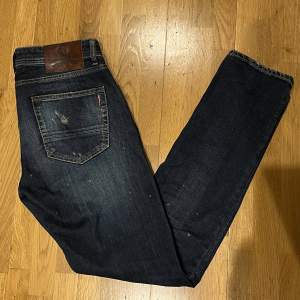 Snygga ripped Taylor Tweed jeans i modellen ”Phantom”. Jättebra kvalitet på dem och har inte alls blivit använda mycket. Storleken är 32 och sitter som ca 31/32. Säljer då dem inte används längre. 