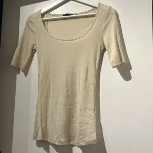 Zara t-shirt - Tunn t-shirt från zara, använd 2 gånger💗 100kr+ frakt
