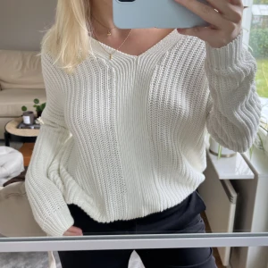 Stickad tröja  - Säljer en stickad tröja, bra kvalitet och ser ut som ny.