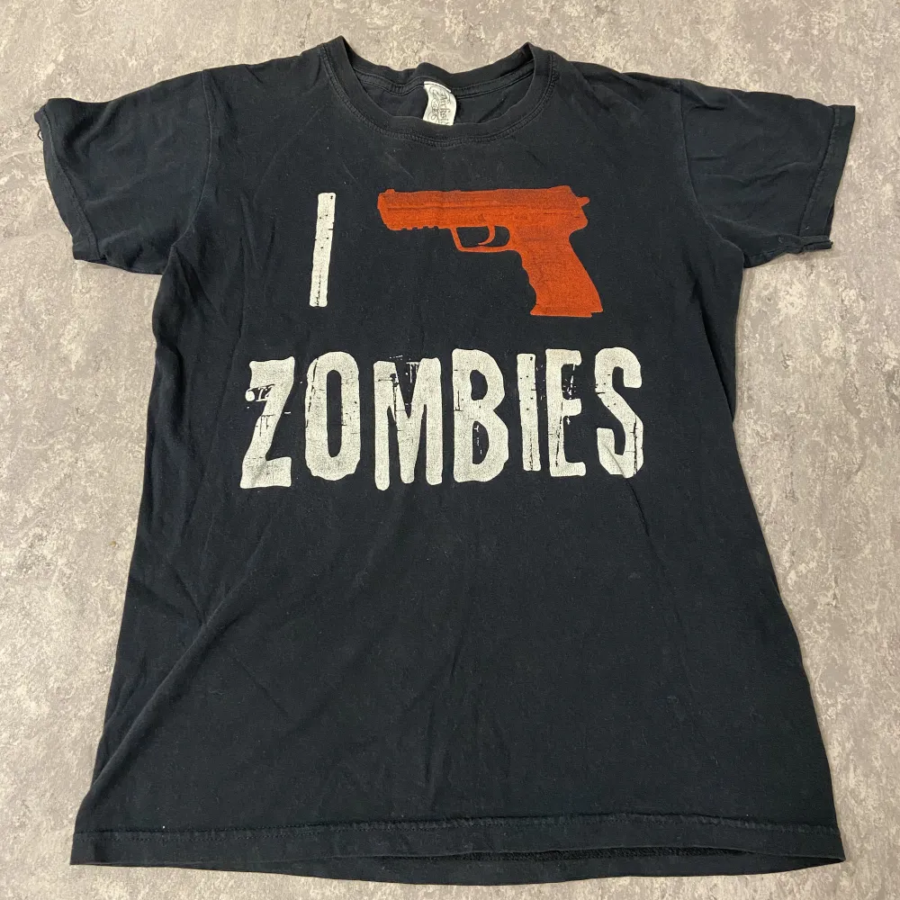 zombie tshirt, storlke S💓. T-shirts.