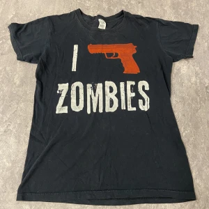 zombie  - zombie tshirt, storlke S💓