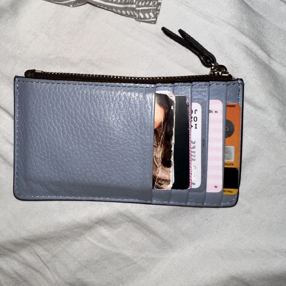 Äkta Michael kors plånbok köpt på jhonells, finns inga skador på den Nypris 900  Säljer för 380. Övrigt.