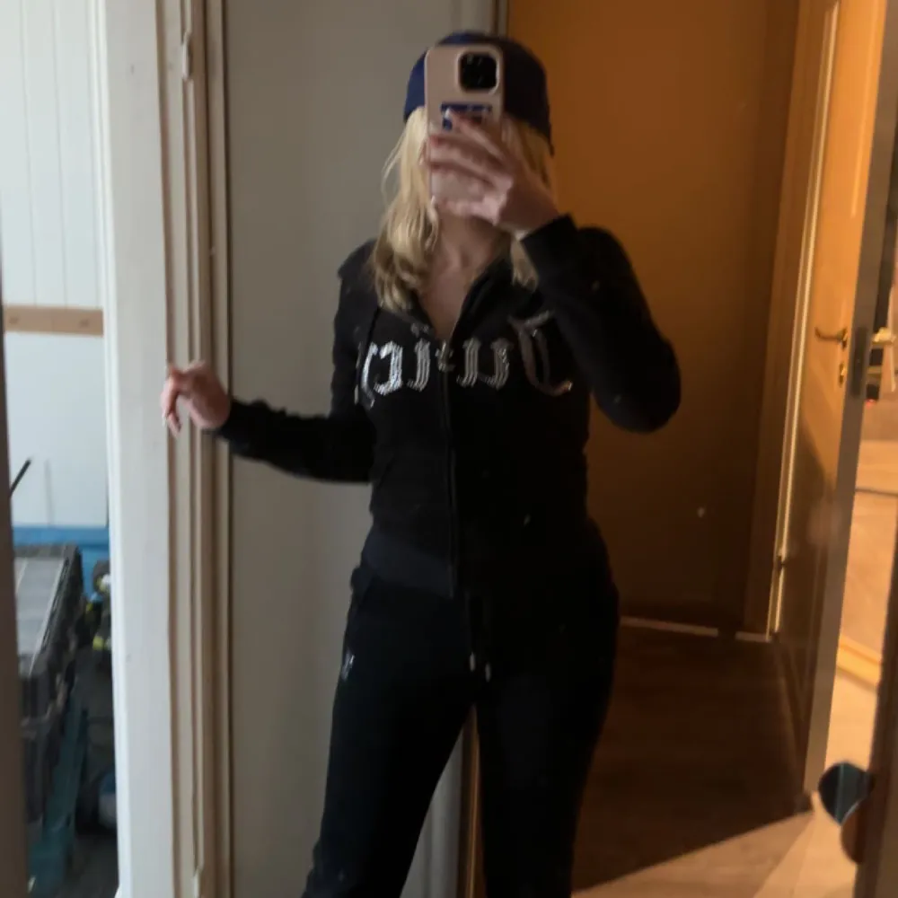 Säljer detta juicy sett, jätte bra skick! Passar mig som e ca 160 lång❤️ text på överdelen och underdelen . Hoodies.