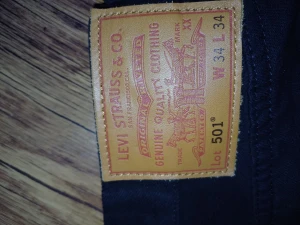 Leavis 501 jeans i nyskick - Säljer mina nya leavis 501 jeans eftersom de är för långa för mig. Har använt dem i en dag. Ordinarie pris 1,200 kr.