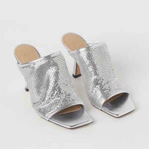 Glitter mules klackar - Glitter slip in klackar från hm. Superskön passform och klackhöjd. Använda 1 gång för ett event.   Passar storlek 40-41. 