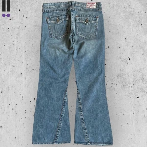 True religion jeans #705 - True Religion jeans i model Joey 💜 Tag 30W 💜Midja (rakt över) 39cm 💜 Innerben 75cm 💜 Ytterben 96cm 💜 Benöppning 24cm 💜  💜Våra mått blir W=30, L=29 💜 Men jämför alltid måtten💜705