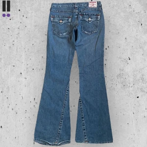 True religion jeans #695 - True Religion jeans i model Joey 💜 Tag 28W 💜Midja (rakt över) 38cm 💜 Innerben 78cm 💜 Ytterben 106cm 💜 Benöppning 26cm 💜  💜Våra mått blir W=29, L=30 💜 Men jämför alltid måtten💜695