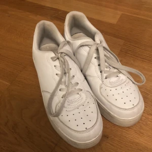 Vita sneakers - Snygga vita sneakers i läder storlek 38 dam i väldigt fint skick
