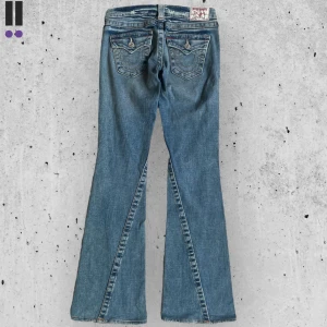 True religion jeans #698 - True Religion jeans i model Joey 💜 Tag 26W 💜Midja (rakt över) 36cm 💜 Innerben 80cm 💜 Ytterben 99cm 💜 Benöppning 23cm 💜 Distressed 💜Våra mått blir W=28, L=31 💜 Men jämför alltid måtten💜698