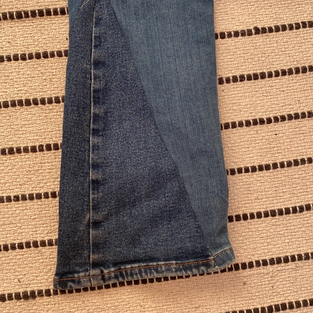Intressekoll på mina super snygga diesel jeans! Jättesnygg detalj vid midjan och även längst ner på jeansen. Köpta här på plick ganska nyss, vill mest kolla intresset💗. Jeans & Byxor.
