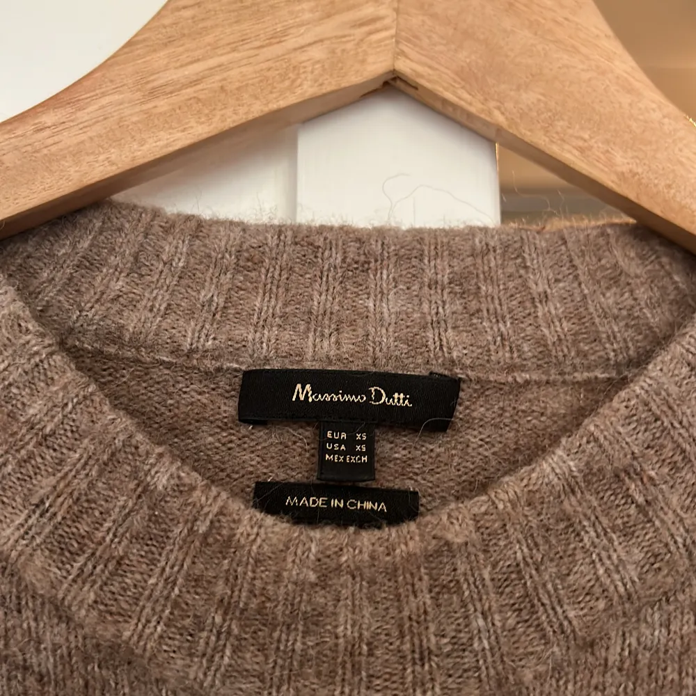 Mjukaste o skönaste stickad tröja ifrån Massimo Dutti, har andvänt rätt mycket men den är ändå i bra skick! Lite kroppad . Stickat.