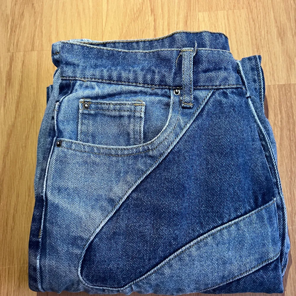 Blåa två färgade Jaded London Jeans i bra skick, färgen är urtvättad men byxorna ser fortfarande väldigt snygga ut. Materialet är ett litet hårdare material/hårdare denim så de kan vara lite tightare, Storlek W28 i relaxed fit . Jeans & Byxor.