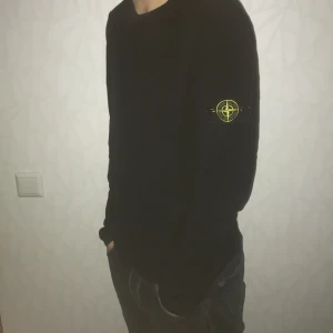 Stone island sweatshirt - Helt okej skick lite tunt tyg vid armbågen men syns inte så mycket. Köptes på nk i Göteborg för 1600kr. Säljer för 700kr men kan diskutera pris.