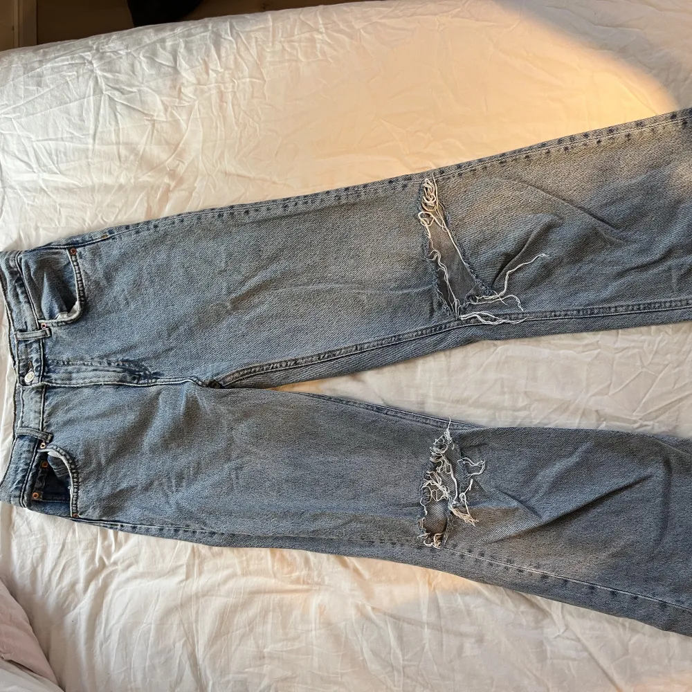 Snygga zara full length jeans med hål vid knäna. Jensen är använda men i bra skick❤️priset kan diskuteras!. Jeans & Byxor.