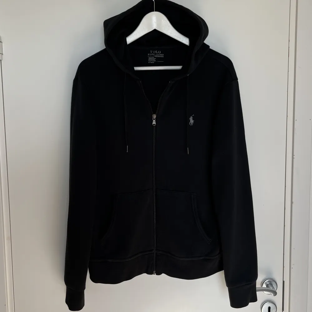 Ralph Lauren Black Performance Hoodie. Size M. In very good condition without defects. Very comfortable and cool looking. Retail price is around 1800 kr. Write for more questions and dimensions🖤. Tröjor & Koftor.