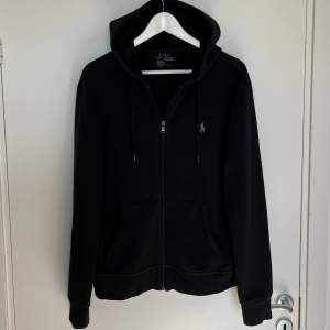 Ralph Lauren Black Performance Hoodie. Size M. In very good condition without defects. Very comfortable and cool looking. Retail price is around 1800 kr. Write for more questions and dimensions🖤