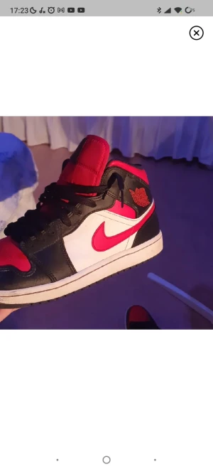 Jordans - Använda men har växt ut de nu och det är därför jag nu säljer dessa 