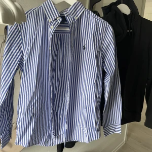 Ralph lauren skjorta  - Säljer en Ralph lauren skjorta som är helt ny, alldrig använd. I stl Jr L(14-16 år). Kan postas eller hämtas upp. Mvh Albin