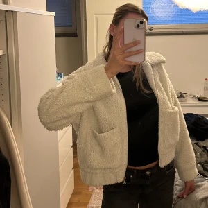 Teddy jacka  - Super fin teddy jacka från Nelly, använd några gånger. Storlek 40 och passar mig perfekt som är lång, Nypris 500 säljer för 200kr 