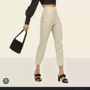 Bianca x Nelly Dancing Pants - Har ett par beige dancing pants i storlek Medium med lappen kvar. Inte kommit till användning och de har blivit för stora på mig
