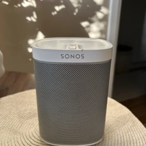 Sonos högtalare play 1 - Grym högtalare. Kan kopplas ihop med andra Sonos-enheter. Kan även göra röststyrning på den.
