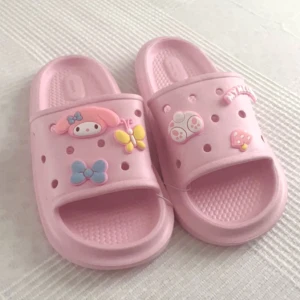 My Melody tofflor - !!Helt nya!! jättesöta tofflor. Var köpta i USA men är för små för mig): storlek står inte på tofflorna, men har själv 36 och då var dom för stora. Skulle nog rekomendera till någon som har runt 38-39.