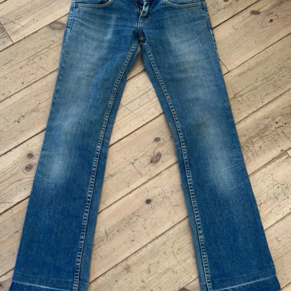 Säljer dessa Skitsnygga jeans ifrån Lee säljer på grund av att de är för små midjemått 35 cm rakt över in längd ben 72 cm om de inte hade varit för små hade jag behållt dem använd gärna köp nu💕 jag kan inte visa bild på då dem e för små ❗️🩷. Jeans & Byxor.