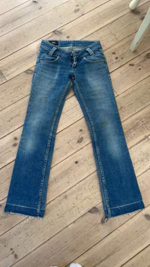 Säljer dessa Skitsnygga jeans ifrån Lee säljer på grund av att de är för små midjemått 35 cm rakt över in längd ben 72 cm om de inte hade varit för små hade jag behållt dem använd gärna köp nu💕 jag kan inte visa bild på då dem e för små ❗️🩷