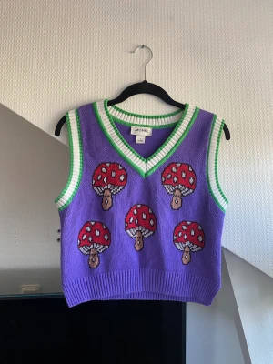 Väst Monki - Stickad väst från Monki. Skön att ha under en jacka för värme men också att ha med en vit långärmad tröja under. 