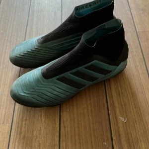 Fotbollsskor - I ngt gummimaterial. Använda men hela