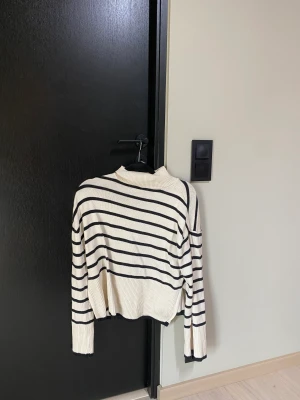 Stickad tröja  - Stickad tröja från Gina helt oanvänd i storlek Xs, 150kr