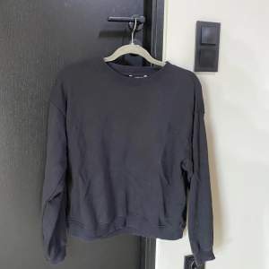 Svart sweatshirt från monki i storlek S, 70kr